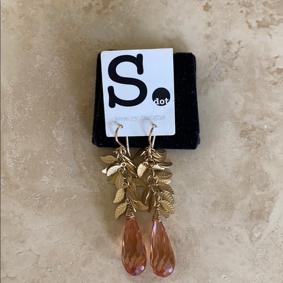 NWOT gold drop leaf earrings with rose crystals - Picture 5 of 5